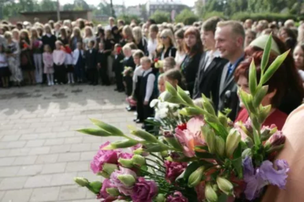 IZM Atkal Apsver Sešgadnieku Sūtīšanu Skolā Finanšu Spiediena Dēļ: Draud Sistēmiskas Pārmaiņas un Sāpīgas Izvēles