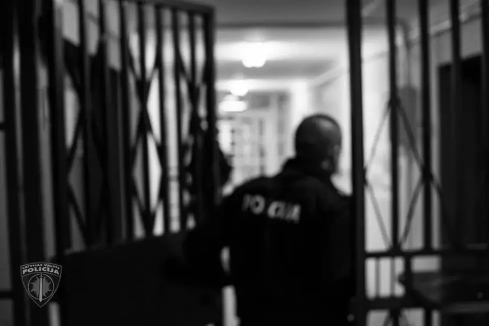Ieslodzījuma vietu pārvaldes amatpersona apsūdzēta par bērna seksuālu izmantošanu un pornogrāfijas apriti