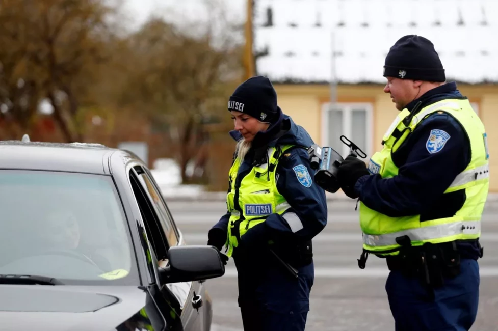 Igaunijas policija ar "pastkartēm no nāves" cenšas glābt dzīvības uz ceļiem