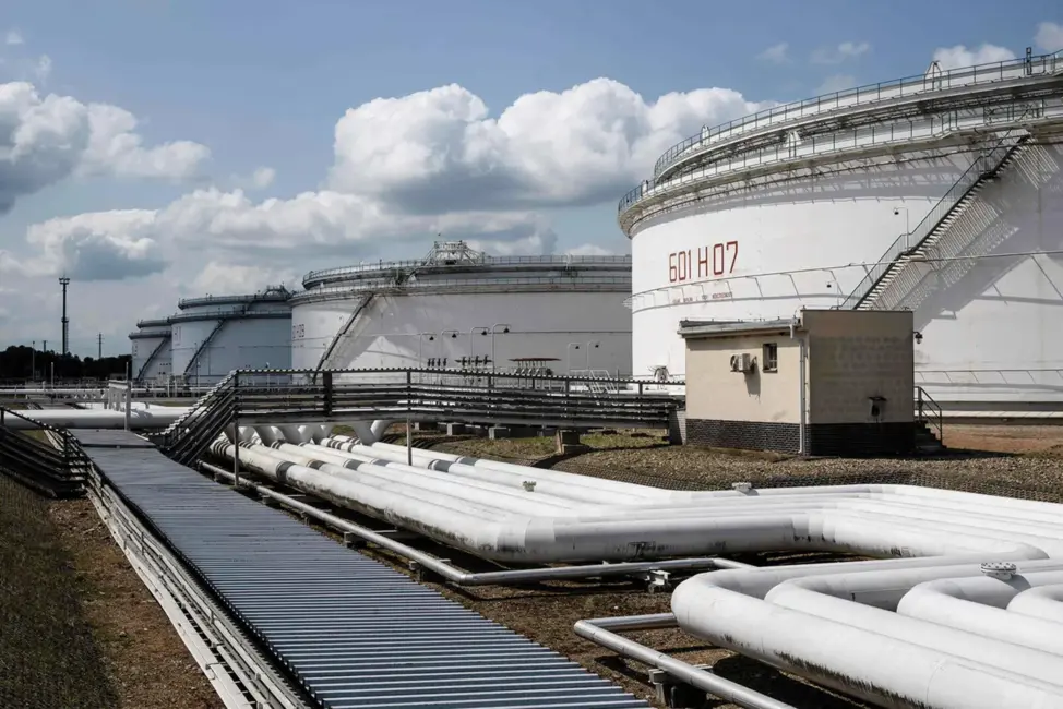 Indijas naftas uzņēmums pārtrauc Krievijas jēlnaftas pirkšanu ASV sankciju dēļ