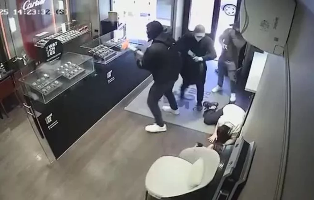 Izrāviens Vecrīgas pulksteņu veikala laupīšanā: Policija identificējusi aizdomās turamos
