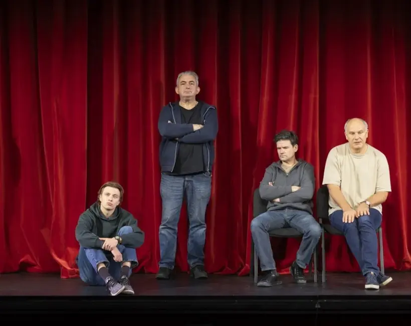 Jaunā Rīgas teātra «Kritiens augšup»: Eksistenciāls ceļojums caur ekrāna un aktiera dvēseli