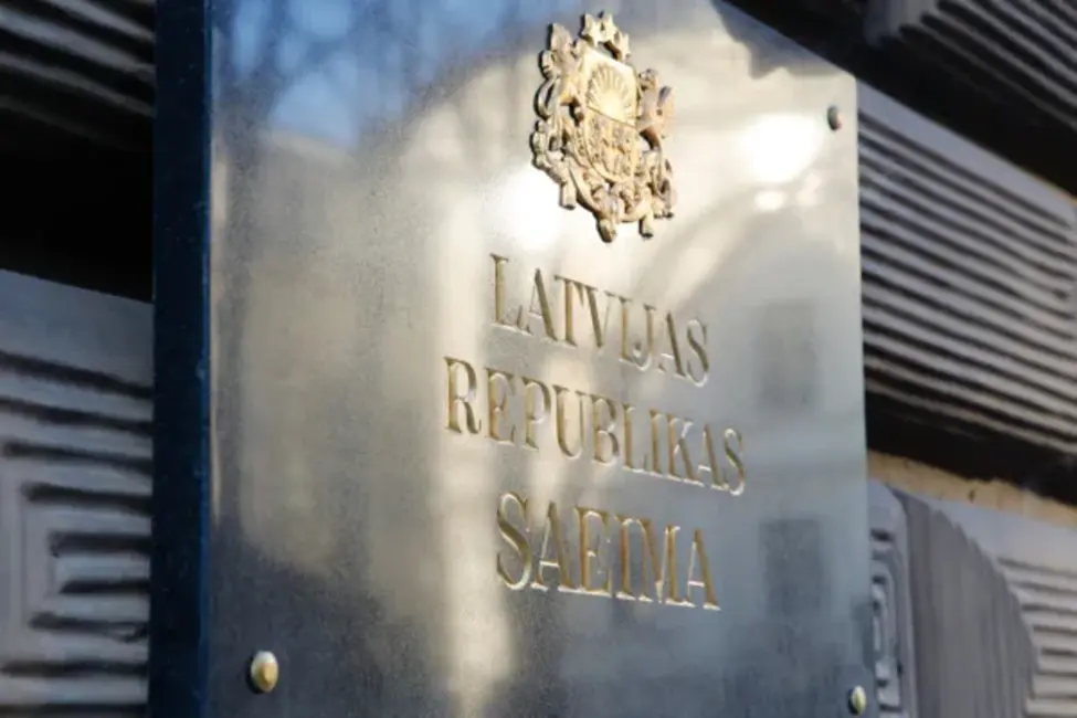 Jaunatnes likuma pieņemšana atkal kavējas – deputāti nespēj vienoties par grozījumiem