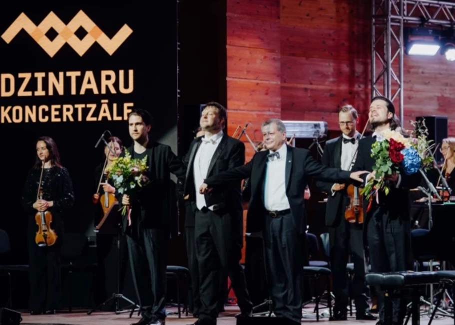 Jūrmalas festivāls vērienīgi atklāts ar "Trīs Osokinu" triumfu Dzintaru koncertzālē, pulcējot arī Vējoņus un Zatlerus