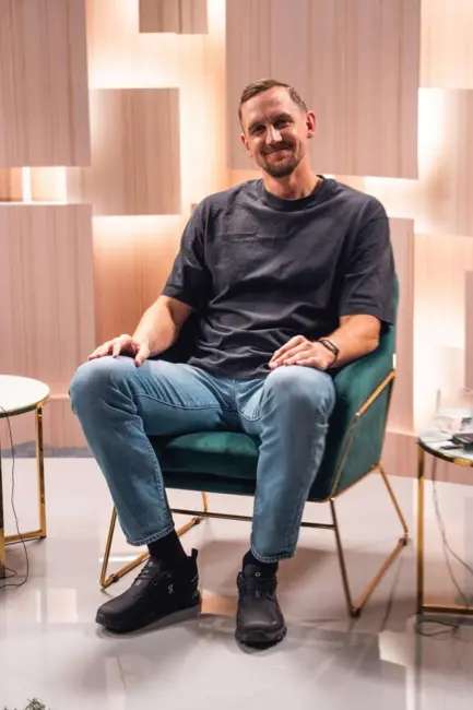 Kaislība ģimenē: Kā apzināta tuvība bērnu klātbūtnē veicina seksuālo audzināšanu?