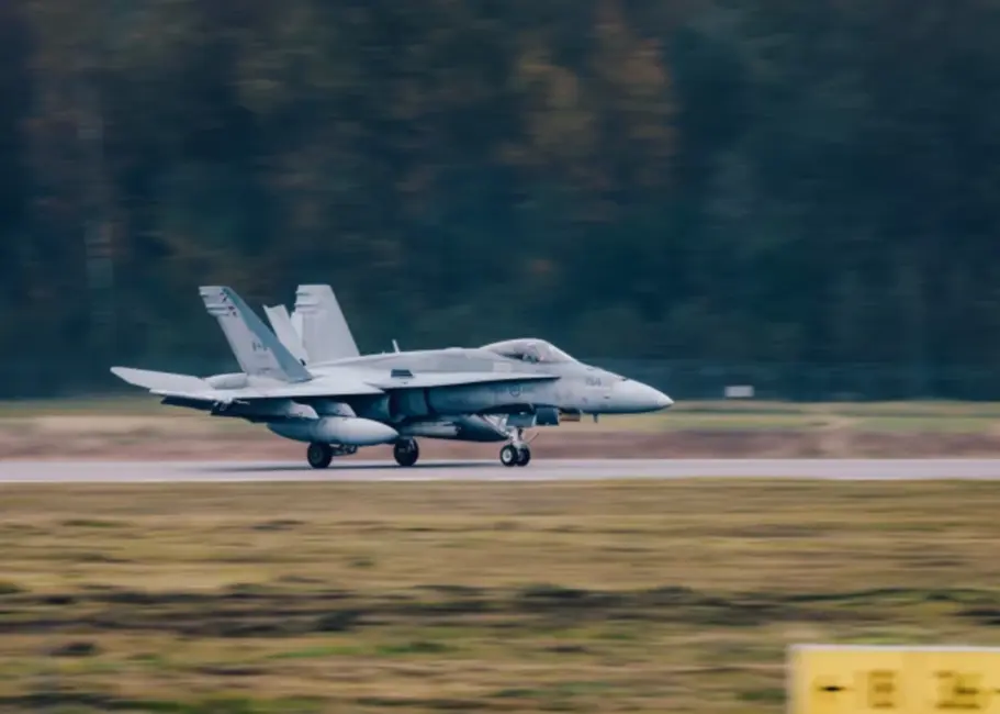 Kanādas iznīcinātāji CF-18 demonstrē NATO klātbūtni ar pārlidojumu virs Rīgas