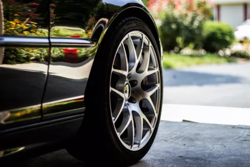 Kāpēc auto riepas ir melnas? Atklājums, kas pārsteidz!