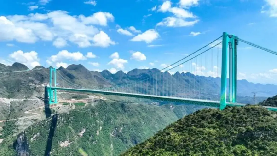 Ķīnā atklāts pasaulē augstākais Huajiangas Lielā kanjona tilts: iespaidīgs inženierijas sasniegums un jauns tūrisma magnēts
