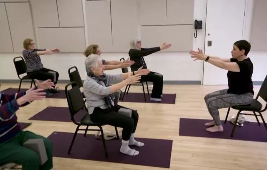 Krēslu Joga Iekaro Ņujorku: Kā Seniori Atgūst Vitalitāti Lielpilsētas Sirdī