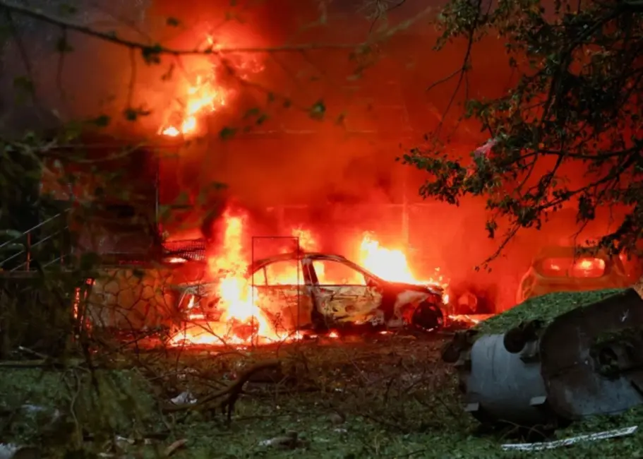 Krievijas dronu uzbrukums Kijivai: Traģiskā nakts galvaspilsētā nes nāvi un postījumus