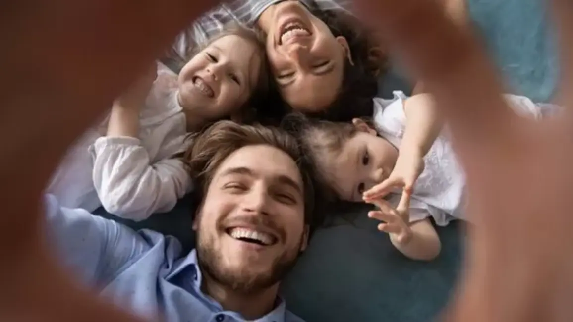 Labklājības ministrija ierosina saglabāt 75% vecāku pabalstu strādājošajiem līdz 2028. gadam