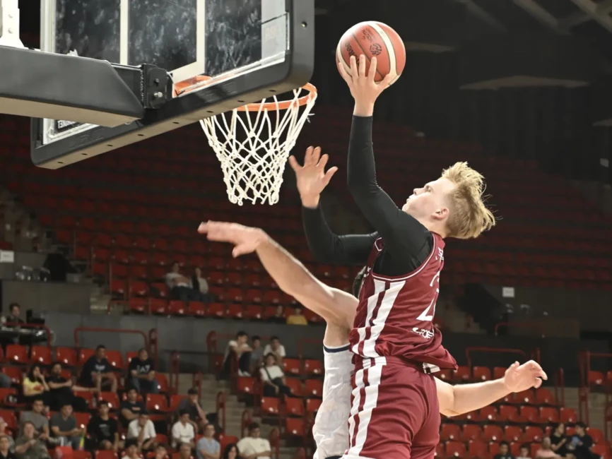 Latvijas U-20 basketbolisti Erevānā sāk Eiropas čempionātu ar dominējošu uzvaru: ceļš uz eliti uzsākts pārliecinoši