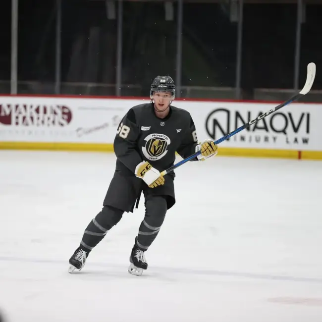 Latvijas hokeja cerības Bulāns un Uļjanskis nespēj iekļūt NHL komandās