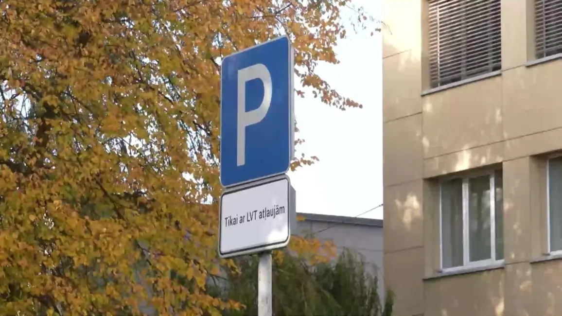Liepājā pie tehnikuma – patvaļīgi novietota ceļazīme rada jautājumus
