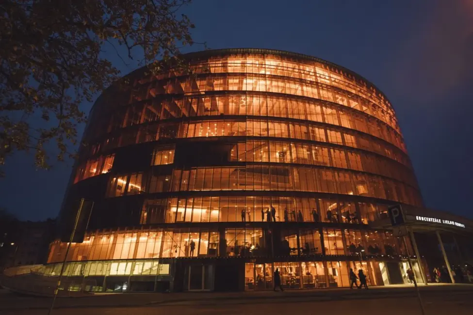 Liepājas «Lielais dzintars» svin 10. jubileju ar 250 mūziķu iespaidīgu «Gurres dziesmu» atskaņojumu