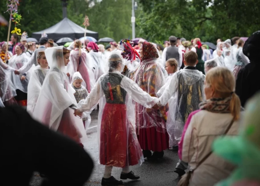 Lietus nav šķērslis priekam: Brīvības laukumā dziesmu svētku bērni rada neaizmirstamus mirkļus
