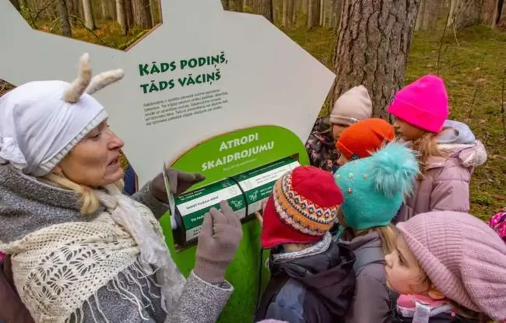 Līgatnes dabas takas aicina skolēnus izzināt dzīvnieku lomu latviešu folklorā nodarbībās “Kas mežā brīkšķināja?”