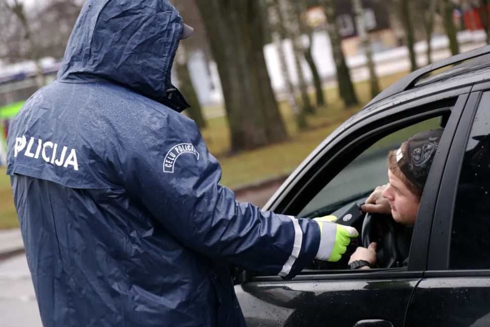 Līgo un Jāņu svētki uz ceļiem: Cerīga tendence dzērājšoferu skaitā, bet bezatbildības ēna joprojām klīst