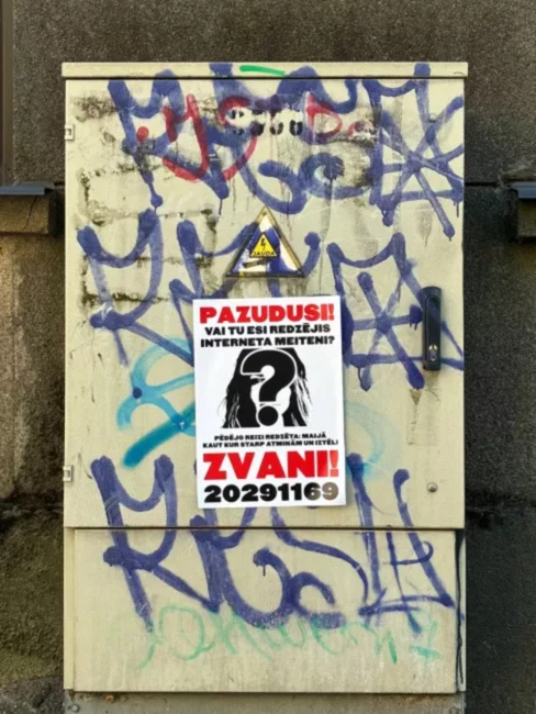 MC Apšaude jaunajā videoklipā "Interneta meitene" atdzīvina nostalģiskos divtūkstošos gadus un digitālo romanci
