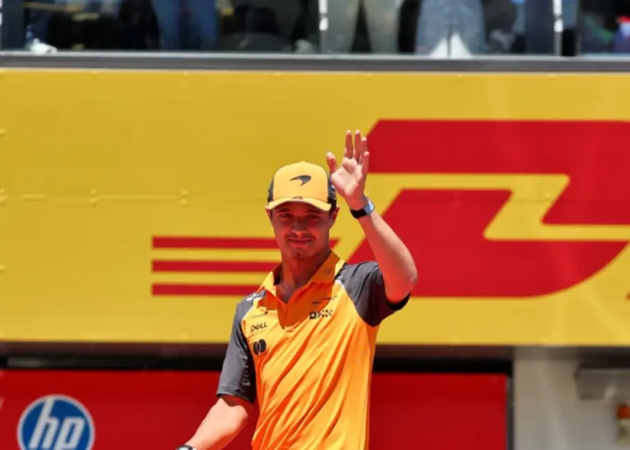 "McLaren" Triumfs Austrijā: Noriss un Piastri Dubultuzvarā, Verstapens Izstājas Pēc Drāmatiskas Sadursmes