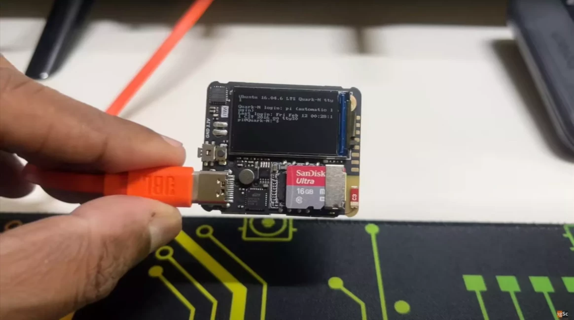 Miniatūrs brīnums: Entuziasts radījis Linux datoru ar IPS ekrānu un Ubuntu (40x35mm)