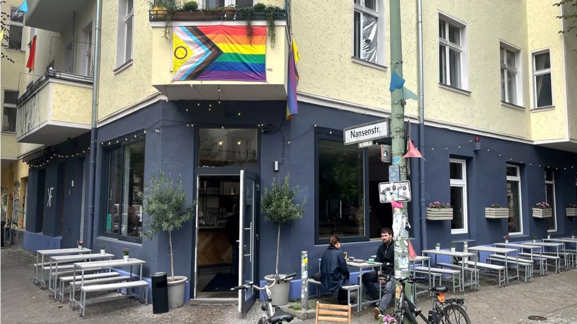 Naids pret LGBTK+ pieaug: Berlīnes kafejnīca “Das Hoven” cieš no brutāliem uzbrukumiem