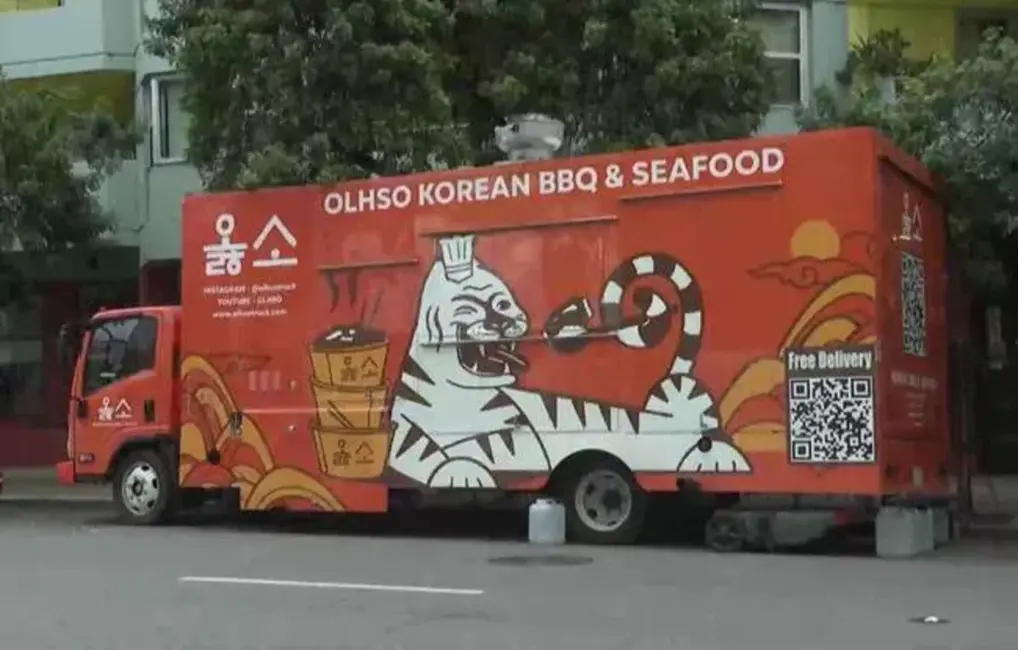 Nākotnes ēdiens uz riteņiem: ASV robotfurgons gatavo maltīti brauciena laikā