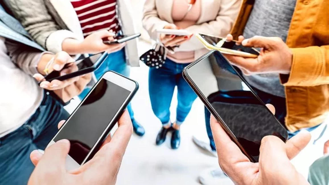 Neļaut sevi noķert tīklā: Lindas Dombrovskas aicinājums uz mediju pratību un atbildību digitālajā laikmetā
