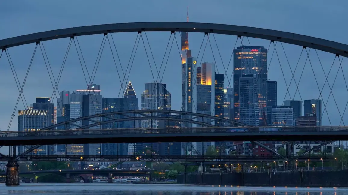 Nodokļu slogs Eiropā 2024: kur paliek liela daļa algas un kur samazinājās jūtami?