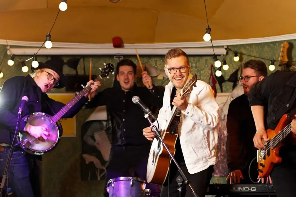 “Papīra Lidmašīnas” iepriecina ar jaunu dziesmu "Avenes" rudenīgā noskaņā