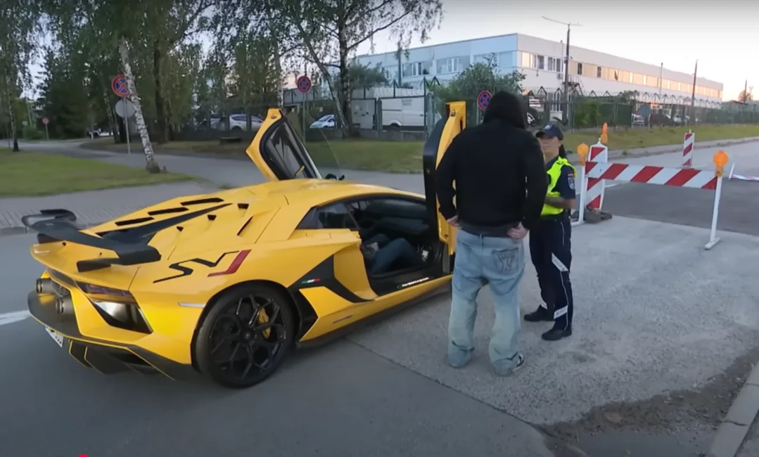 Pārgalvīgs "Lamborghini" lidojums Skanstes ielā – vadītājs zaudē tiesības un saņem bargu sodu