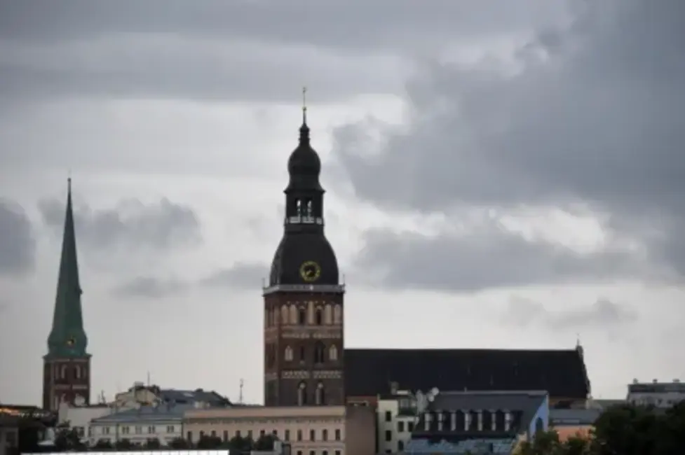 Pirmdiena Latvijā: mākoņains debesis un nelieli nokrišņi, temperatūra līdz +17 grādiem