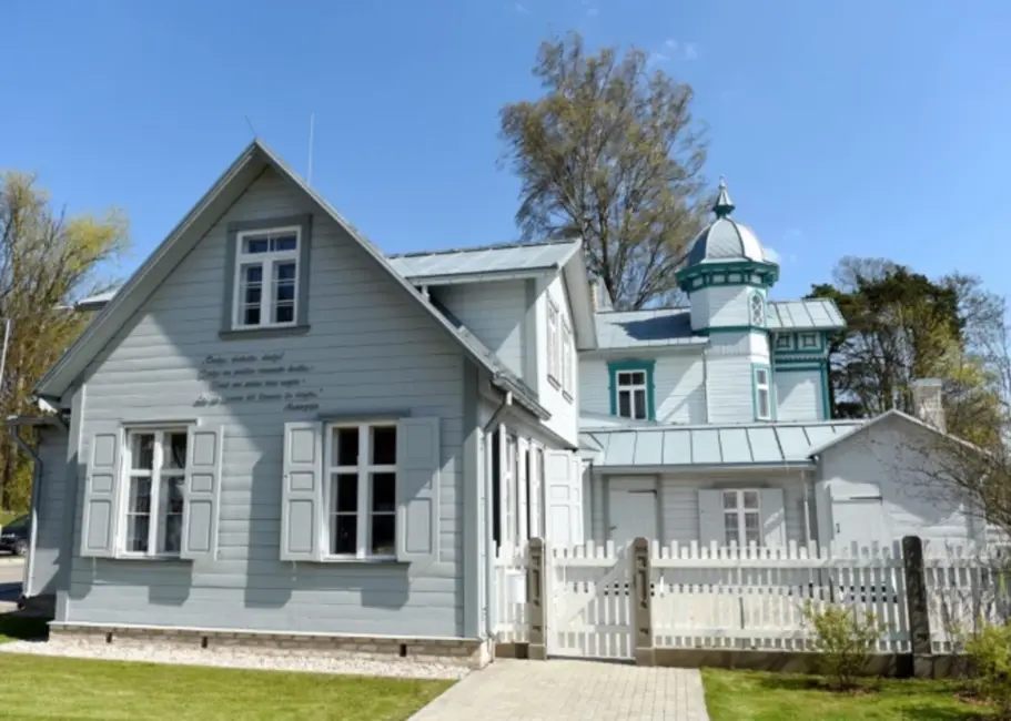 Plašs ugunsgrēks Jūrmalā satricina Dubultus, cietis cilvēks pie Aspazijas mājas