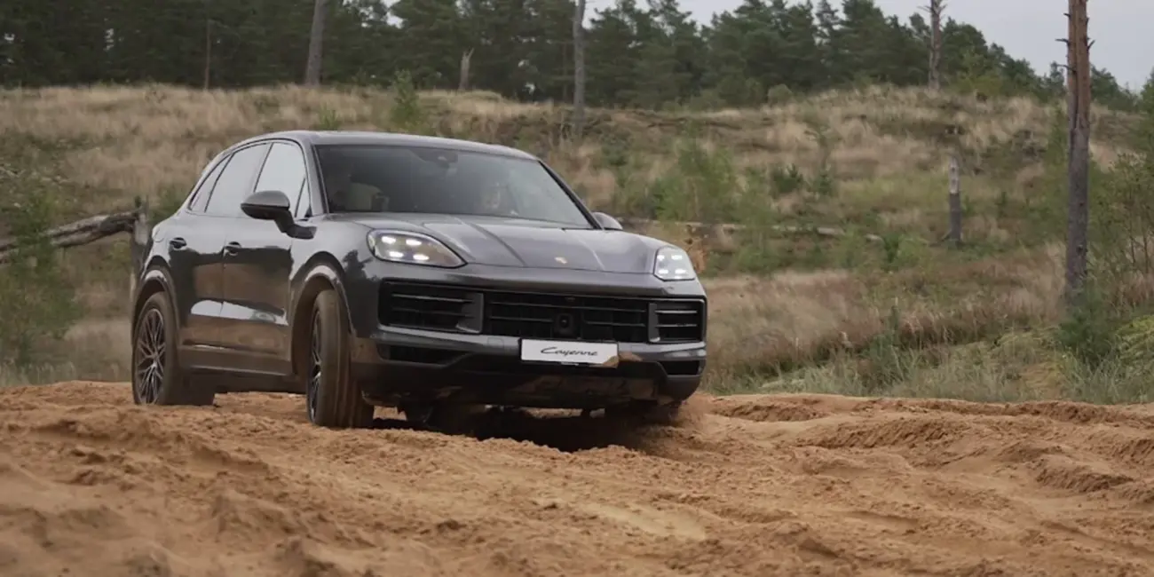 Porsche Latvija atklāj pirmo bezceļu trasi: Aicinājums izbaudīt jaudas robežas dubļos