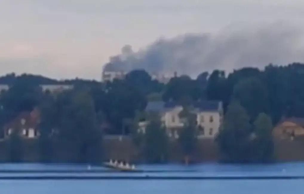 Postošs ugunsgrēks Imantā: liesmas pārņem pamesta nama bēniņus Rīgas sirdī