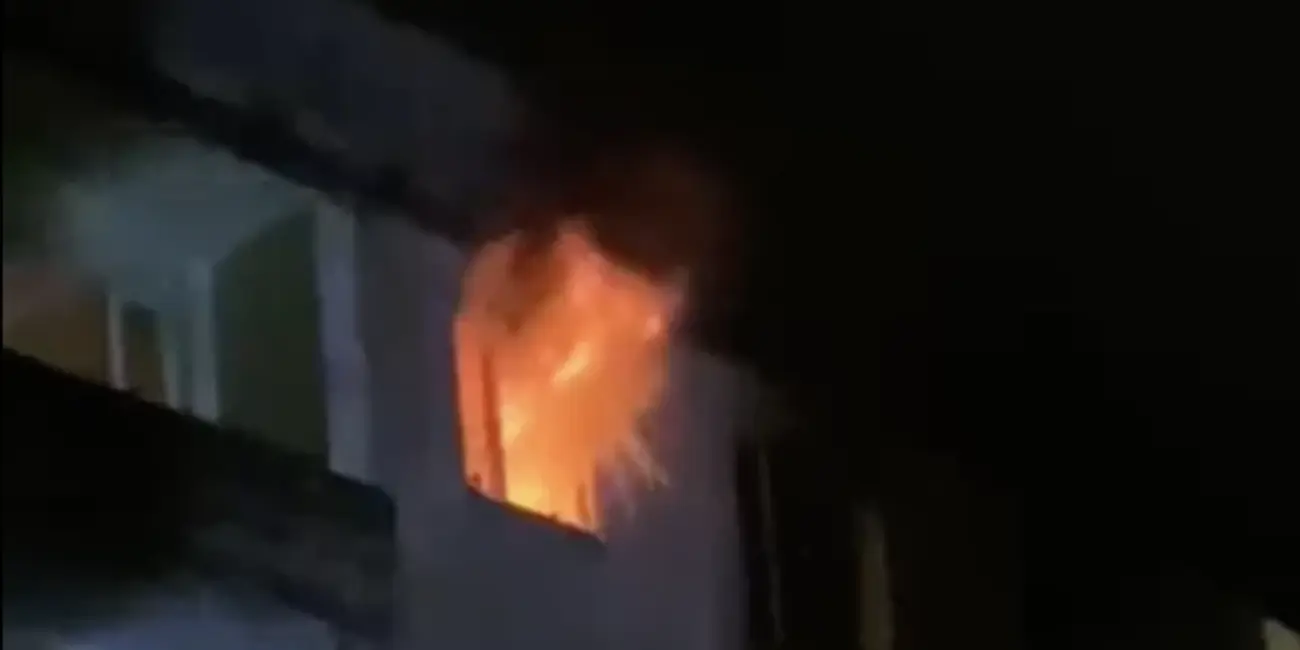 Purvciemā izcēlies postošs ugunsgrēks: No ēkas evakuēti 12 cilvēki