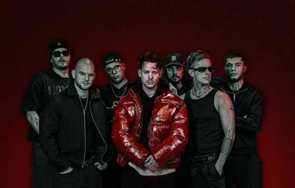 Reperis Deniss laiž klajā minialbumu "Plejādes" un jaunāko singlu "Pasēdēt" ar videoklipu