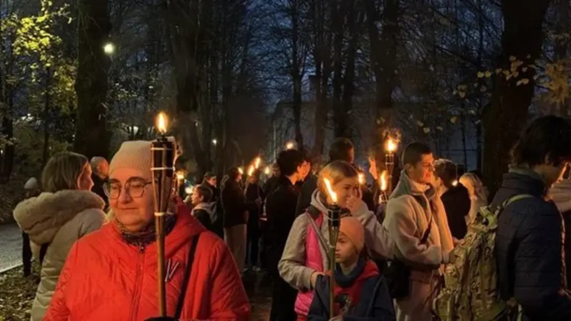 Rīgā lāpu gājienā godināti Latvijas Neatkarības cīņu varoņi