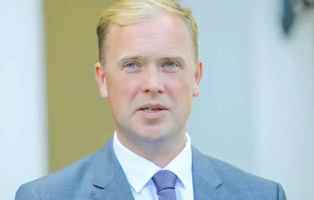 Rīgas Siltuma Tarifu Sāga: Valainis Asās Kritikas Krustugunīs, EM Steidzama Aicinājuma Vārtsargs