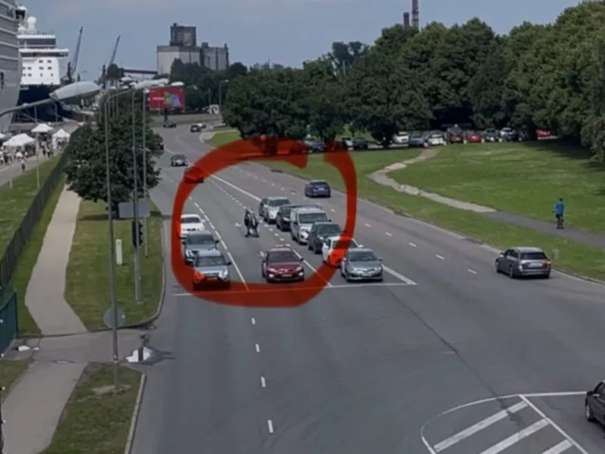 Rīgas vizītkarte apdraudēta: kruīzu tūristu cīņa ar Krasta ielas labirintu uzvirmo “X” un liek sabiedrībai uzdot jautājumus