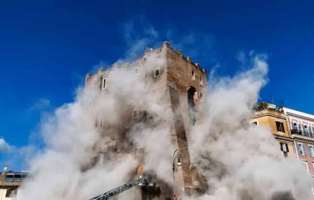 Romā sabrūk viduslaiku tornis "Torre dei Conti", ievainoti četri strādnieki