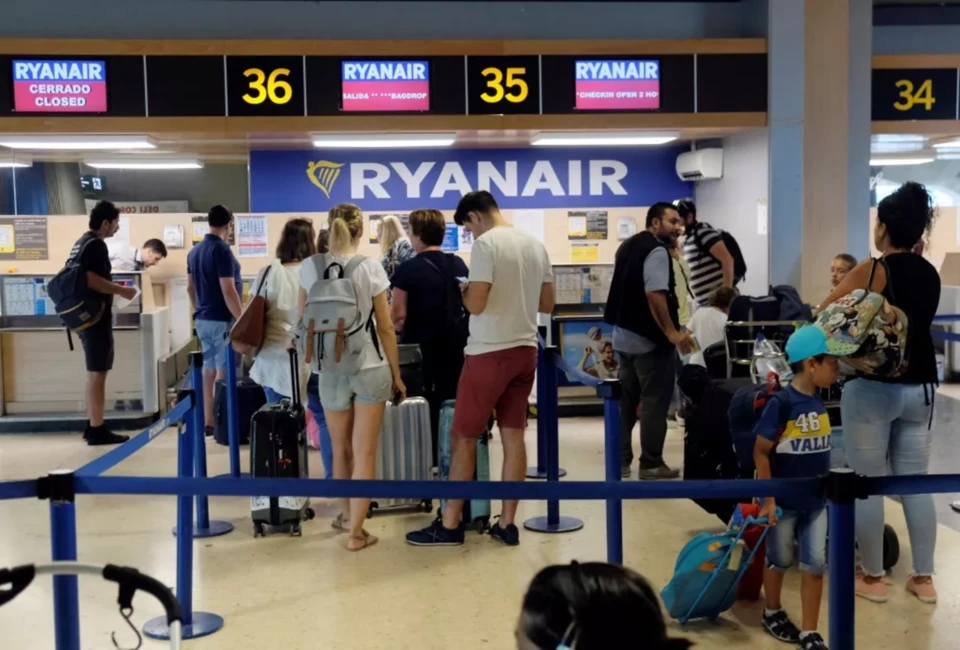Ryanair Pārsteidz Pasažierus: Lielāka Bezmaksas Rokas Bagāža Kļūs par Realitāti!