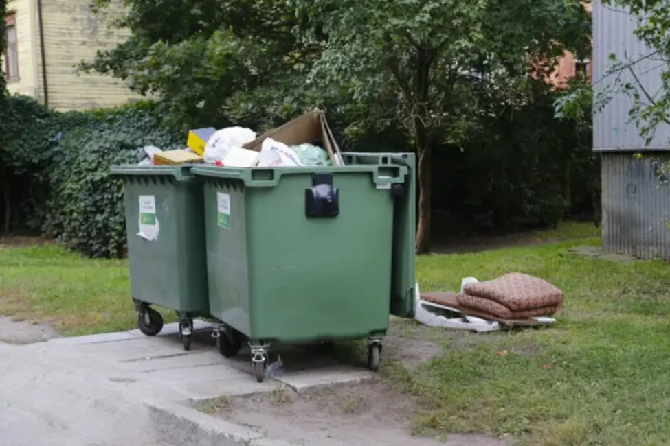 Salaspilī krīze ar atkritumu izvešanu: Gandrīz 40 mājas slīgst parādu un atkritumu gūstā, pašvaldība sniedz palīdzīgu roku