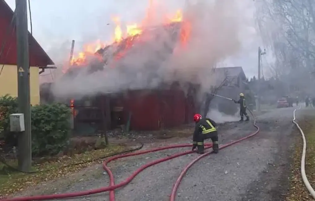 Sāpes un zaudējums: saimnieks nespēja noskatīties, kā liesmas aprī garāžu, ko lolojis gadiem