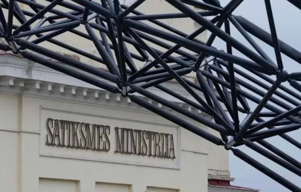 Sāpīga publiskā iepirkuma atskaņas: Satiksmes ministrijas “šikās” auto prasības nonāk KNAB lupas zem