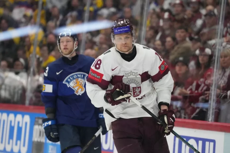 Sāpīgs zaudējums, bet nesalaužams gars: latvijas hokejisti piekāpjas somijai pasaules čempionātā