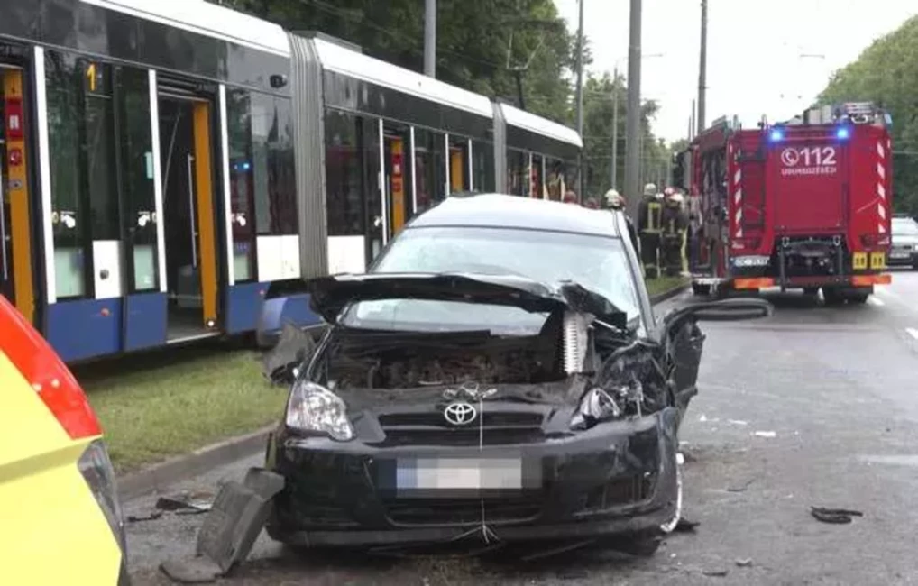 Satriecoša Sadursme Rīgā: Auto Ietriecas Tramvajā Brīvības Gatvē, Cietusī Pārsteidz Ar Rīcību