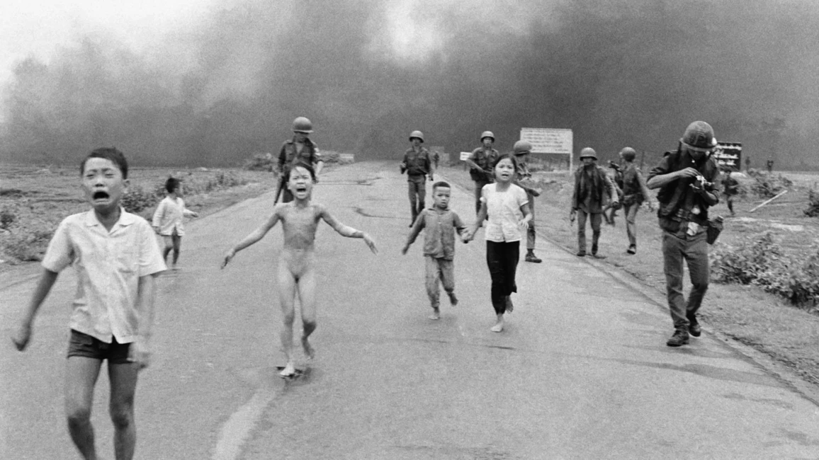 Šaubas par 'Napalm Girl' foto autorību: World Press Photo aptur atzinību Nikam Utam
