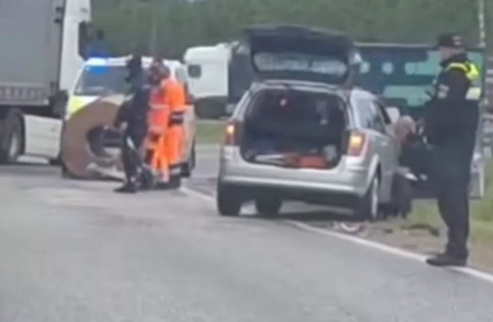 Šaušalīgs Incidents pie Rīgas HES: 10 Tonnu Skārda Rullis Izgāžas no Kravas Auto, Brīnumaini Izvairoties no Katastrofas