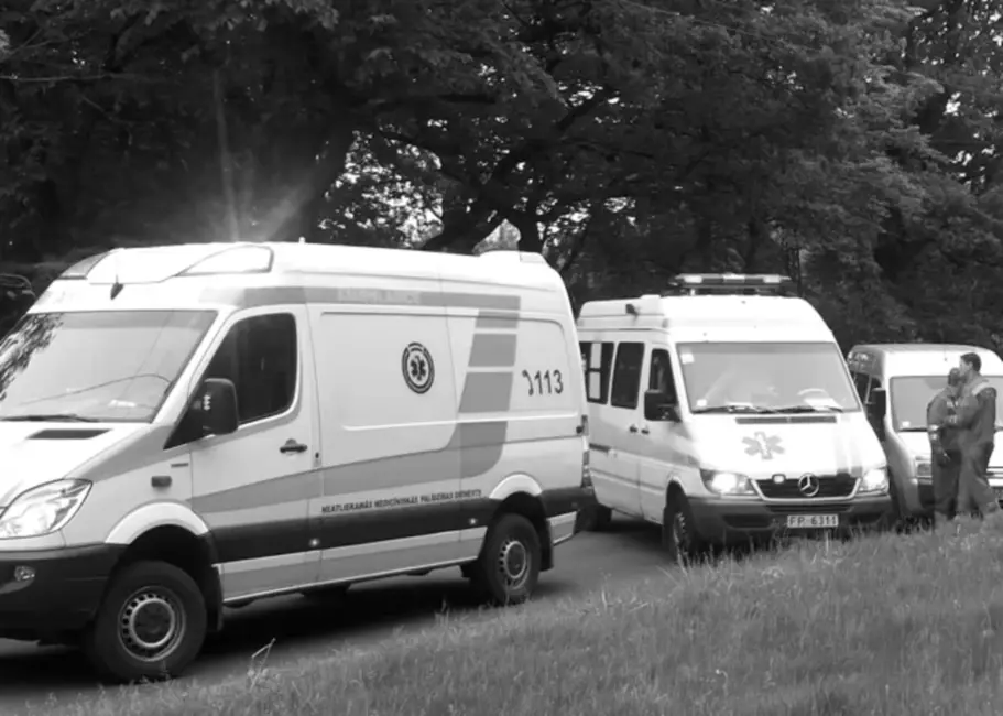 Šausminošā traģēdija pie Imantas: divas jaunietes zaudē dzīvību uz sliedēm, vēl viena persona smagi ievainota